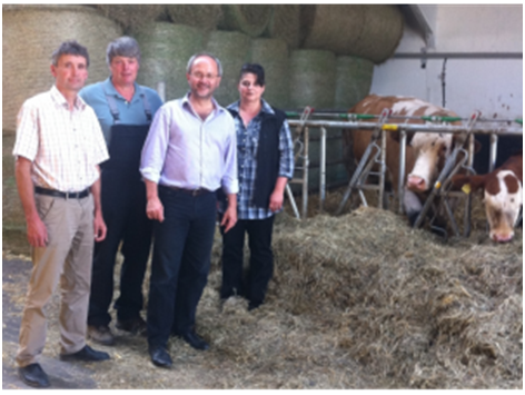 Siegen, 20. August 2012 Über die aktuelle Situation der heimischen Landwirtschaft informierte sich CDU-Bundestagsabgeordneter Volkmar Klein in Gesprächen vor Ort in Wittgenstein. Gemeinsam mit dem Vorsitzenden des landwirtschaftlichen Kreisverbands Henner Braach, der stellv. Kreislandwirtin Iris Böhl und Jutta Capito, Vorsitzende des Betriebshilfsdienstes besuchte er Betriebe in Erndtebrück und Bad Berleburg-Berghausen. Der wunderschön an einer Ederschleife gelegene Hof Kilbe der Familie Becker ist von Milchproduktion geprägt, bietet seit langem aber auch Ferien auf dem Bauernhof an. Problematisch ist das Grünland-Umbruchverbot, das eine Vergrößerung der Anbaufläche für eigenes Futter verhindert. Volkmar Klein zeigte Verständnis für diese Kritik: Siegen, 20. August 2012 Über die aktuelle Situation der heimischen Landwirtschaft informierte sich CDU-Bundestagsabgeordneter Volkmar Klein in Gesprächen vor Ort in Wittgenstein. Gemeinsam mit dem Vorsitzenden des landwirtschaftlichen Kreisverbands Henner Braach, der stellv. Kreislandwirtin Iris Böhl und Jutta Capito, Vorsitzende des Betriebshilfsdienstes besuchte er Betriebe in Erndtebrück und Bad Berleburg-Berghausen. Der wunderschön an einer Ederschleife gelegene Hof Kilbe der Familie Becker ist von Milchproduktion geprägt, bietet seit langem aber auch Ferien auf dem Bauernhof an. Problematisch ist das Grünland-Umbruchverbot, das eine Vergrößerung der Anbaufläche für eigenes Futter verhindert. Volkmar Klein zeigte Verständnis für diese Kritik: